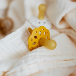 lutt-bibs-boheme-02 Пустышка Bibs Boheme, 2 шт desert sand/honey bee/white/sunshine